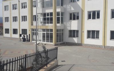 Costruzione della scuola di 9-anni, villaggio Kërçisht