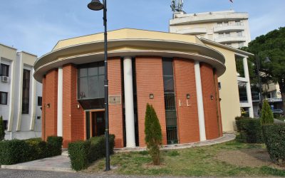 Fornire materiali da costruzione per la manutenzione di scuole e strutture del municipio di Lezha