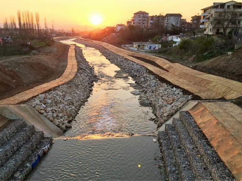 Attuazione di progetti di risanamento di argini fluviali per evitare situazioni di emergenza civile a seguito di inondazioni in alcune aree